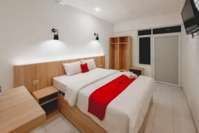 RedDoorz at Grand Mirza Near Pasar Grosir Batik Setono Pekalongan